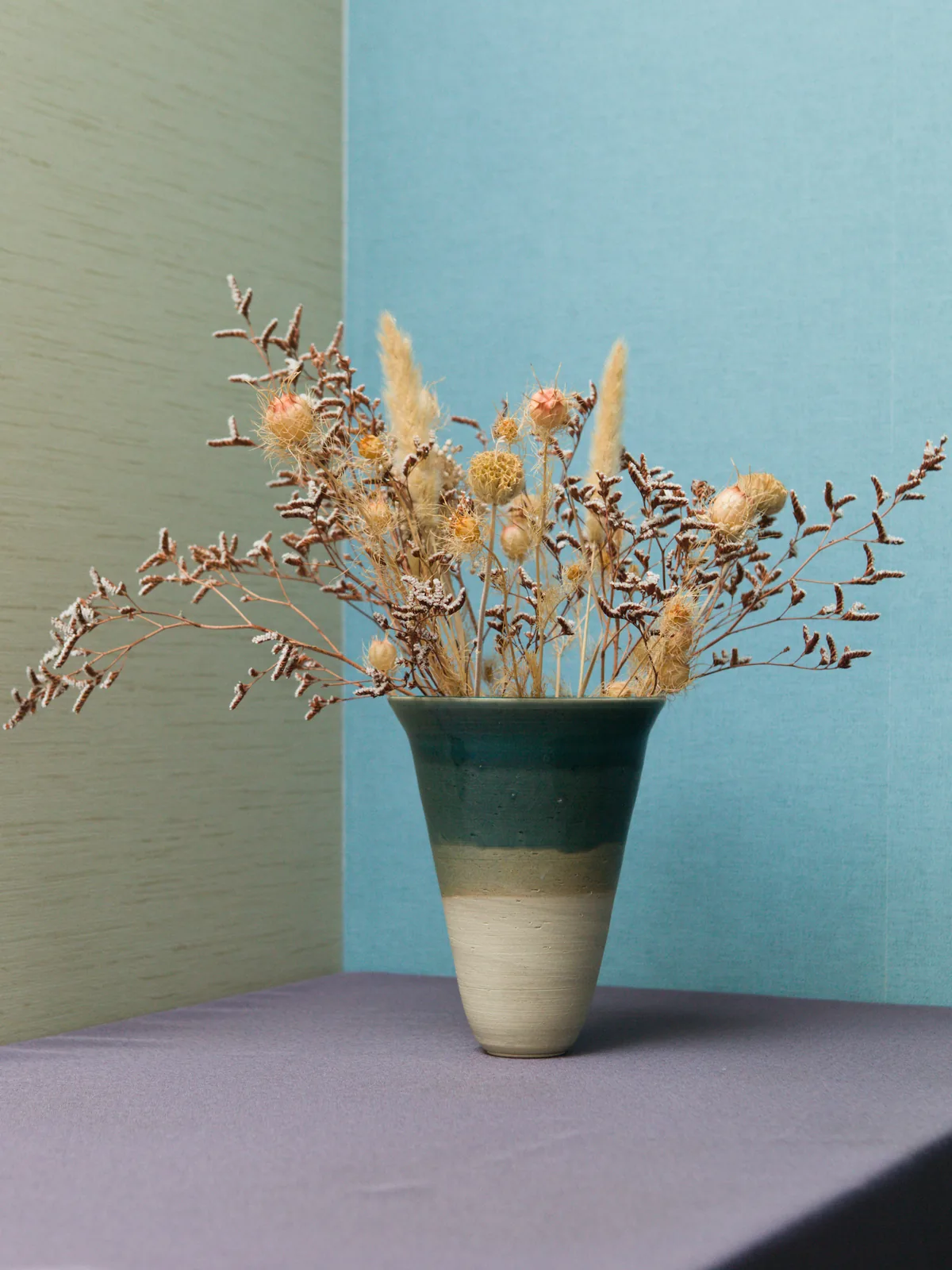 Un bouquet de fleurs séchées dans un vase