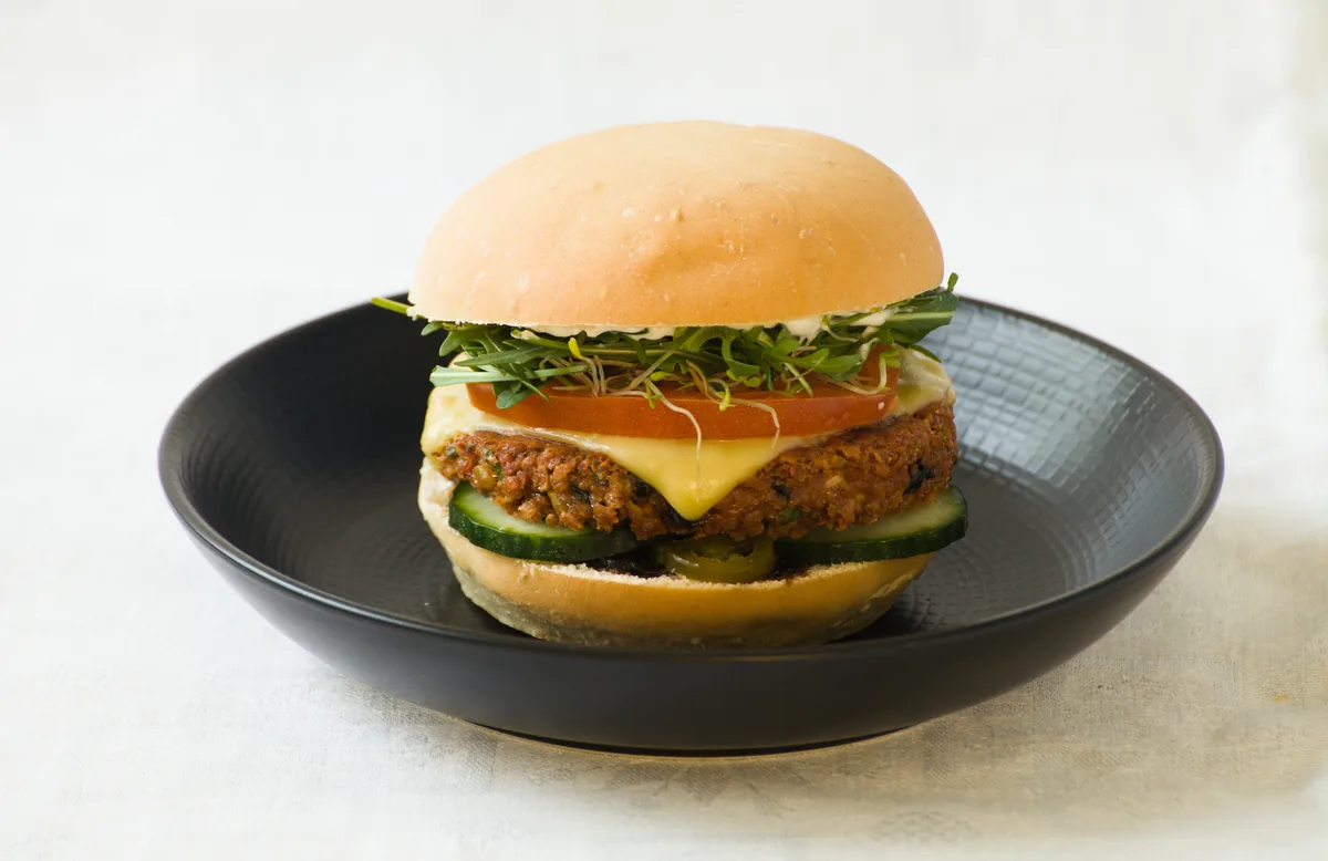 Un burger végétarien photographié pour un café