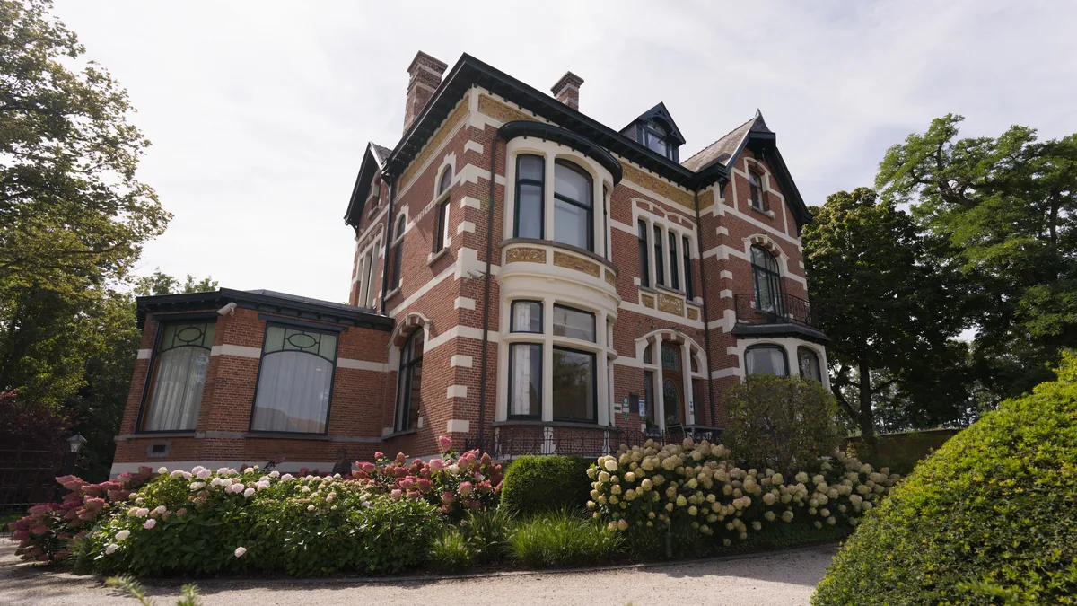 Une maison de maître en briques et son jardin
