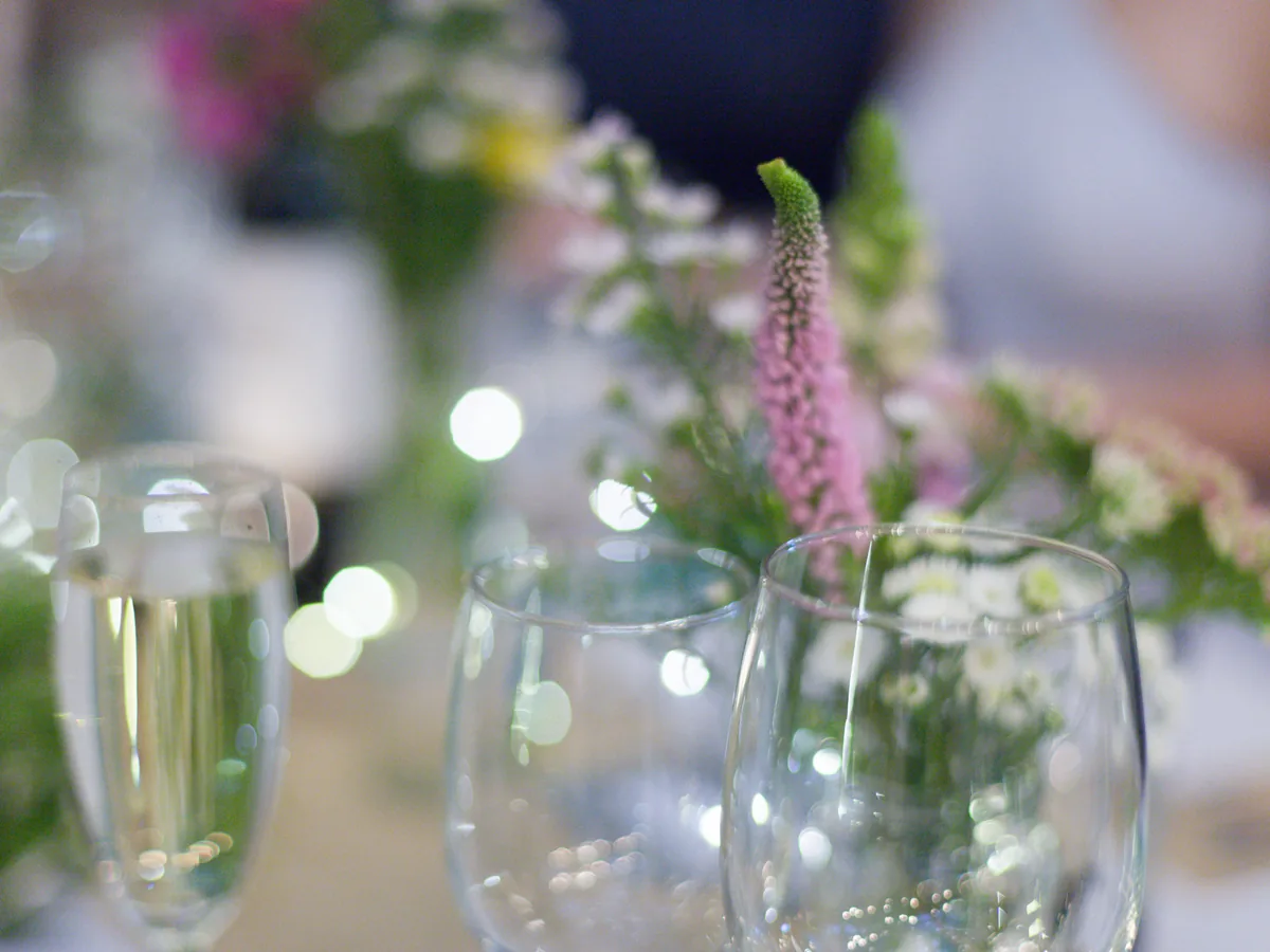 Des verres et des fleurs sur une table de mariage