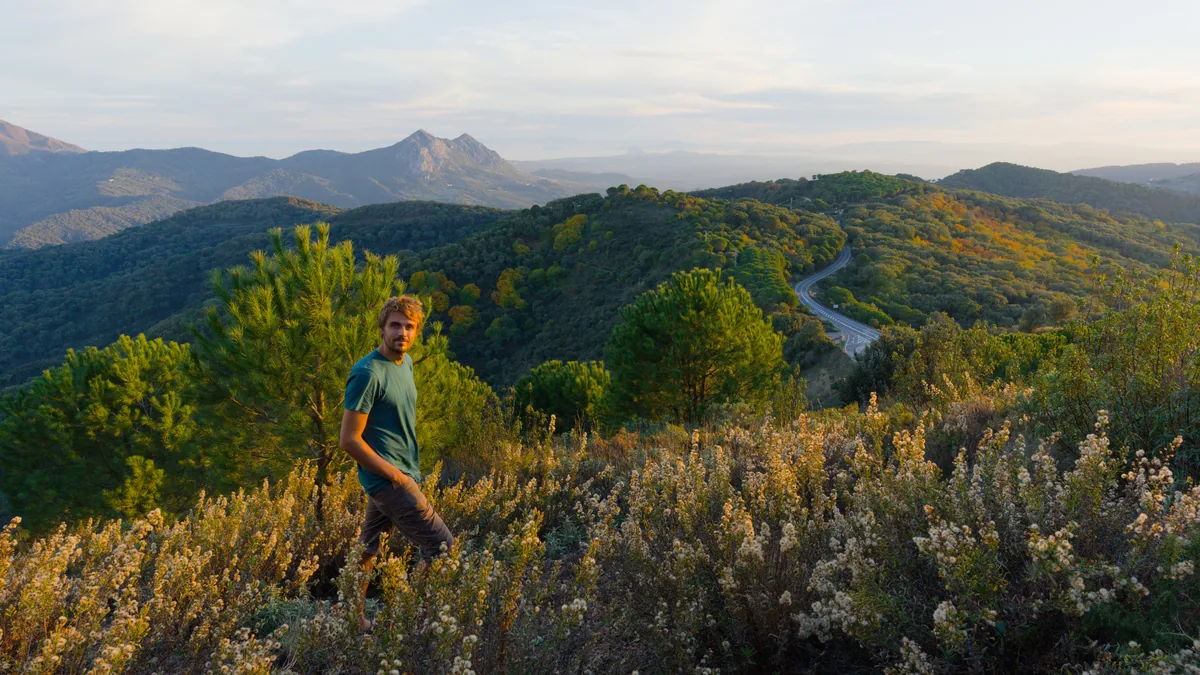 Corneel Van Maele dans les collines au soleil couchant